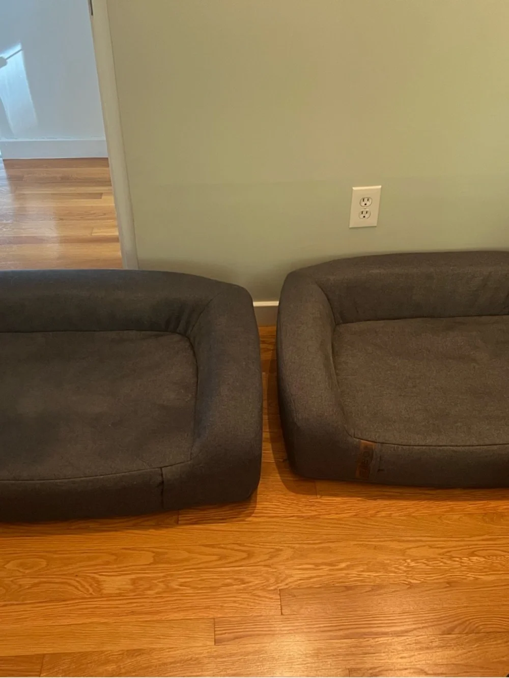 2x med. Dog Beds for 40-60lbs, 2x dog coats, yeti bowl, LumaSooth 2 arthritis